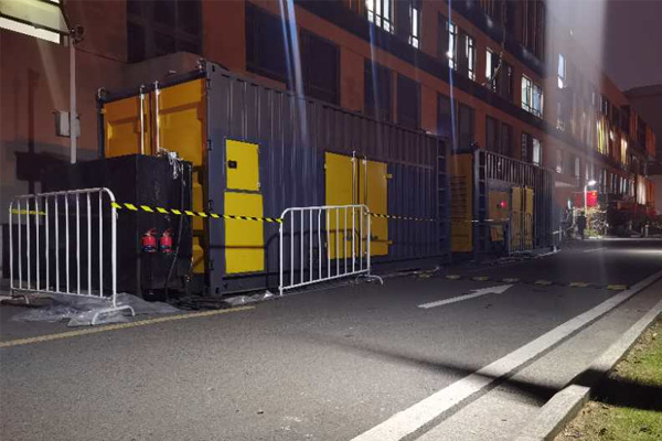 班戈柴油发电机组的输出电压是如何调节的？