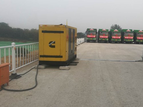 班戈电力系统的稳定性和设备兼容性如何影响发电机组的频率规格？