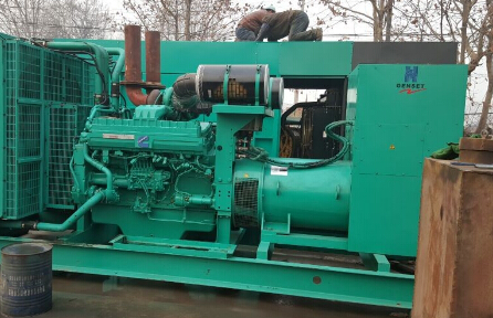 班戈发电机组如何判断水冷式机油散热器内部是否需要清洗？